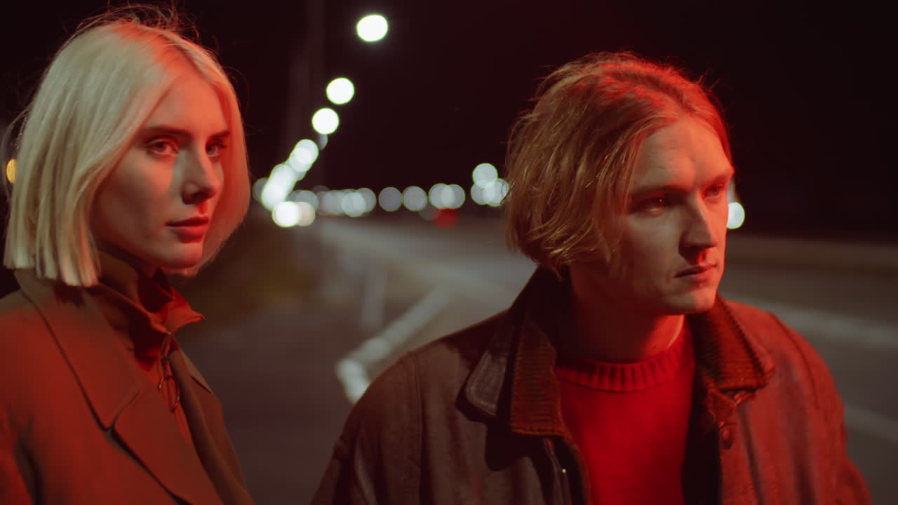 밤에 도로 위에 서 있는 부부