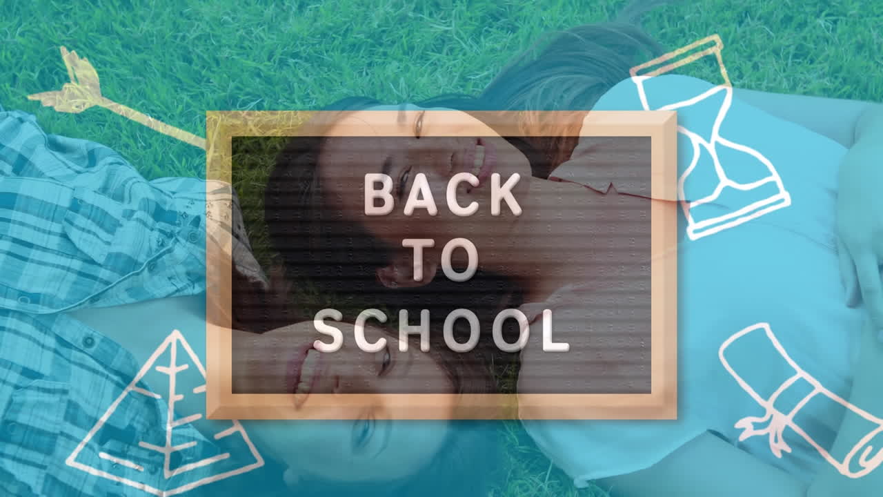 잔디 ⁇ 에 누워있는 두 명의 백인 여성 대학생을 상대로 나무 슬레이드에 학교 텍스트로 돌아갑니다.