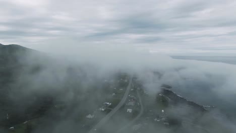 montañas chic-choc y el paisaje del pueblo rodeado de nubes en la península de gaspe, quebec, canadá, durante la mañana brumosa