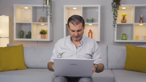 el hombre que se enojó por lo que vio en la computadora portátil.