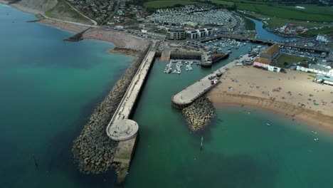 Puerto-De-Bridport-Y-Playa-De-West-Bay-En-La-Costa-De-Dorset,-Inglaterra---Antena