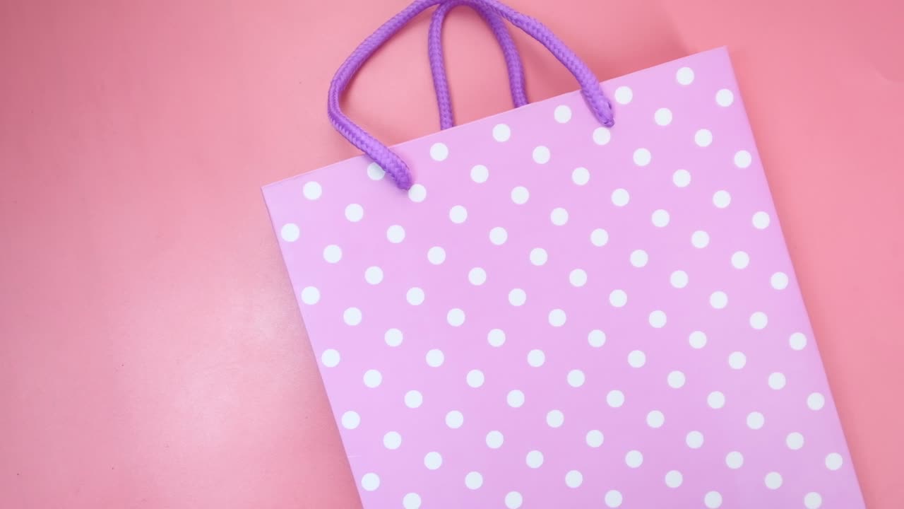 bolso de regalo con puntos rosados