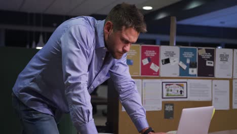hombre de negocios trabajando en una computadora portátil en una oficina moderna