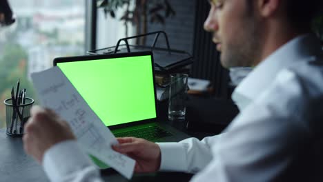 hombre de negocios leyendo un informe sobre un documento en la oficina. freelancer hablando por video.