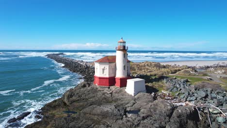 Impresionante-Toma-Aérea-De-Dron-De-4k-Que-Muestra-El-Faro-Del-Río-Coquille-Y-El-Mar-Hacia-El-Noroeste-Del-Pacífico