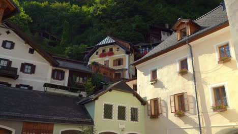 Vergrößern-Sie-Die-Häuser-Des-Dorfes-Hallstatt-An-Einem-Sonnigen-Tag