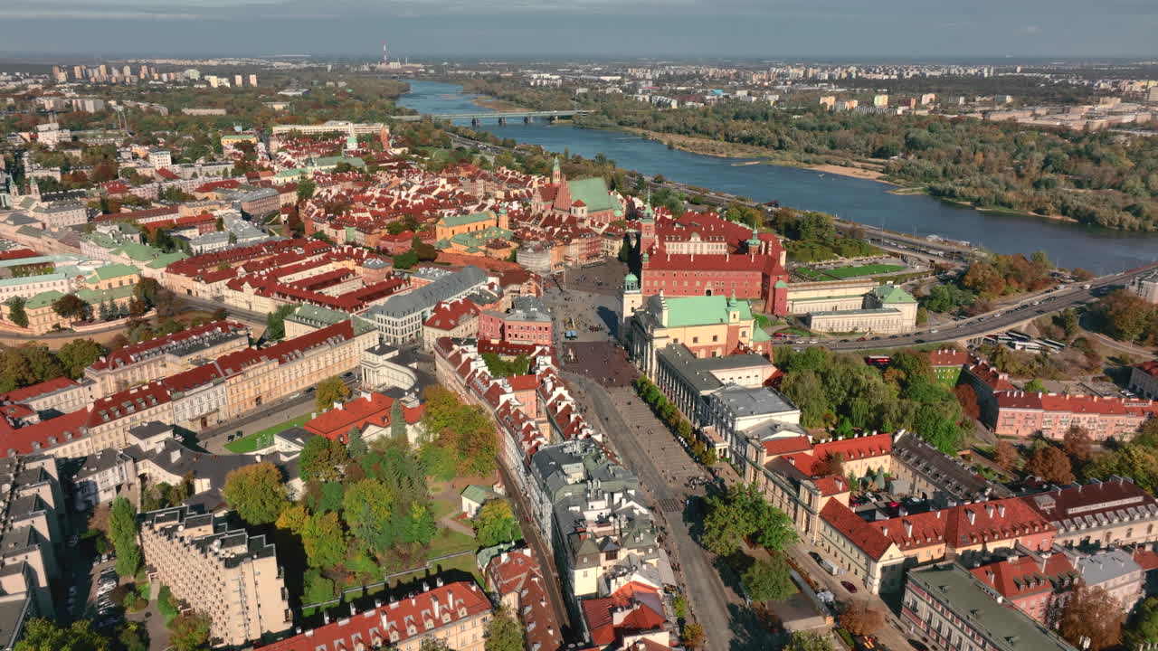Panoramica aerea con drone del centro storico di Varsavia