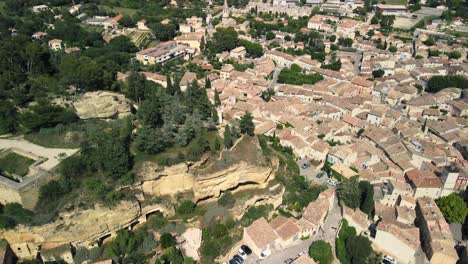 Amplia-Vista-Aérea-Del-Barrio-De-Cadenet-En-Provenza,-Francia-En-Un-Día-De-Verano-Parcialmente-Nublado.