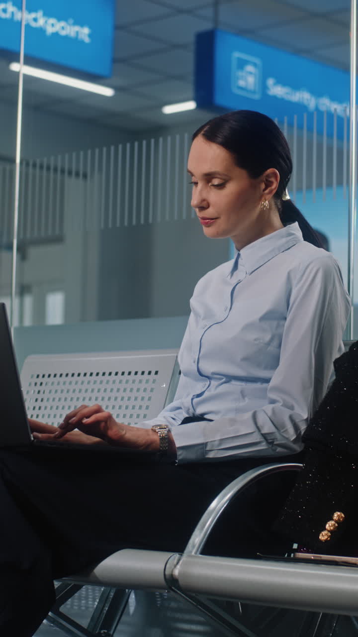mujer de negocios que trabaja en el aeropuerto