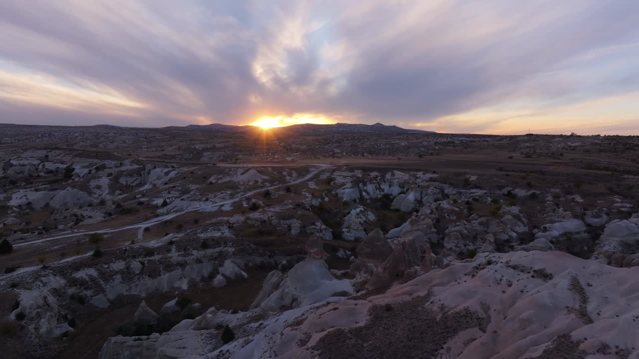 Vista aerea di intricate formazioni rocciose della valle al tramonto, Ortahisar