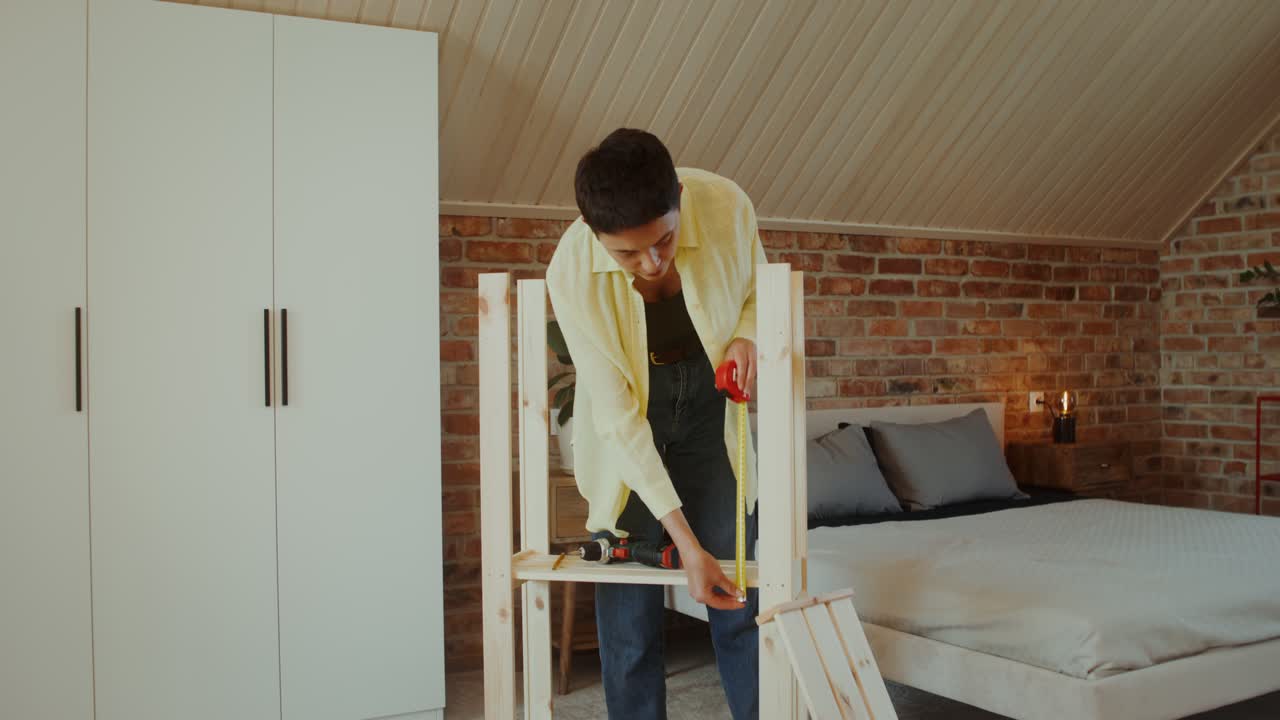 mujer montando un estante de madera