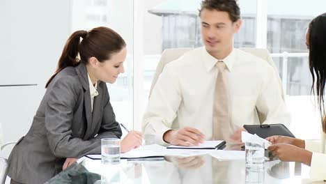 hombres de negocios multiétnicos en una reunión