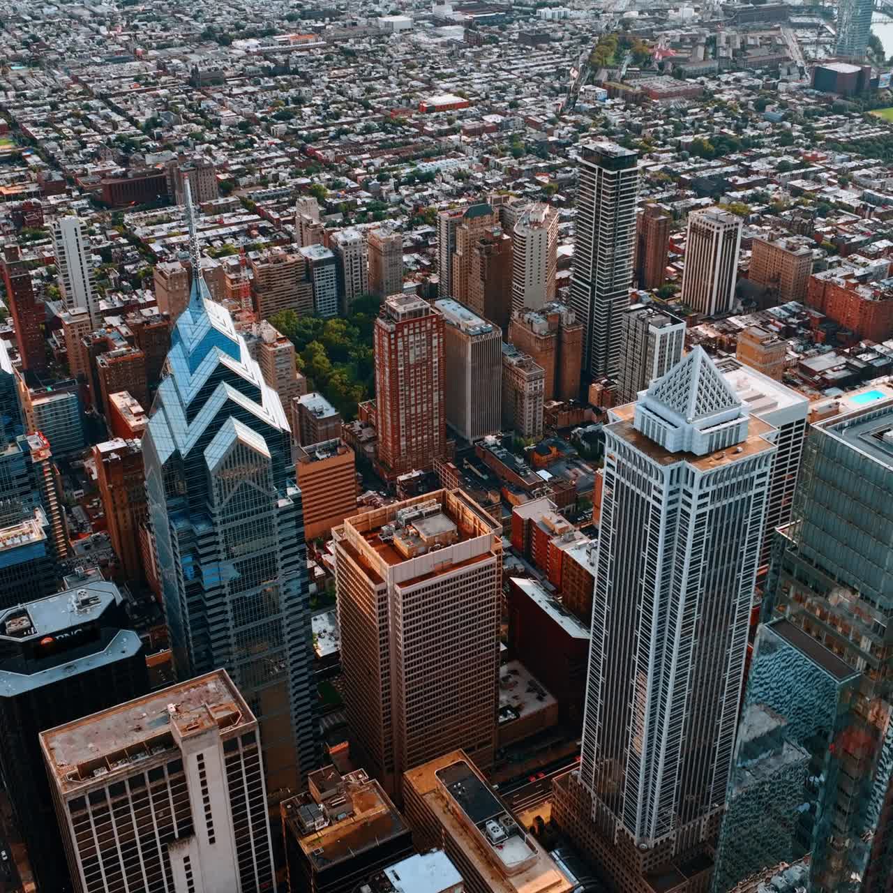 Drone che si alza sopra il complesso di grattacieli nel centro di Philadelphia. Vista mozzafiato della metropoli di giorno