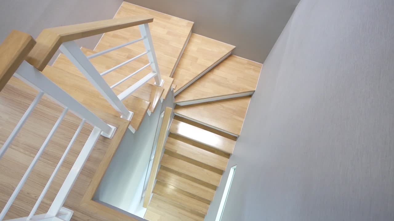 limpiar y pulir escaleras de madera desde la vista superior