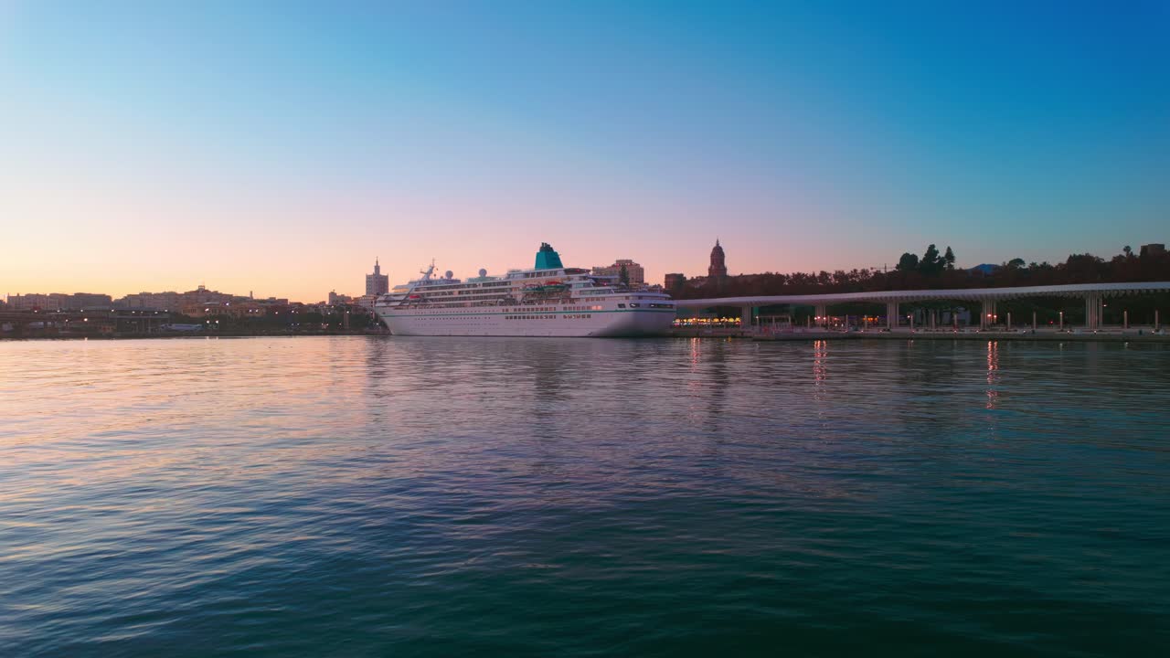 일몰 후 말라가 만, 스페인