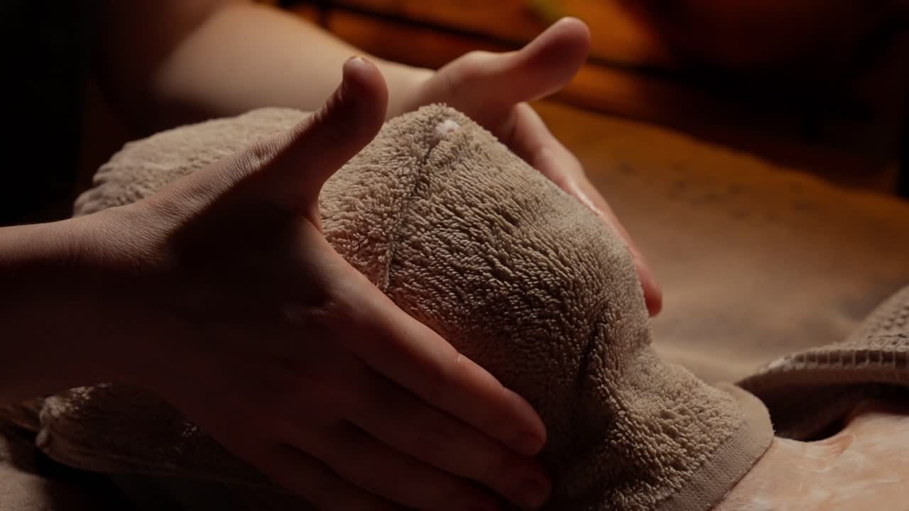 Mani che massaggiano delicatamente la testa di una persona durante un trattamento spa