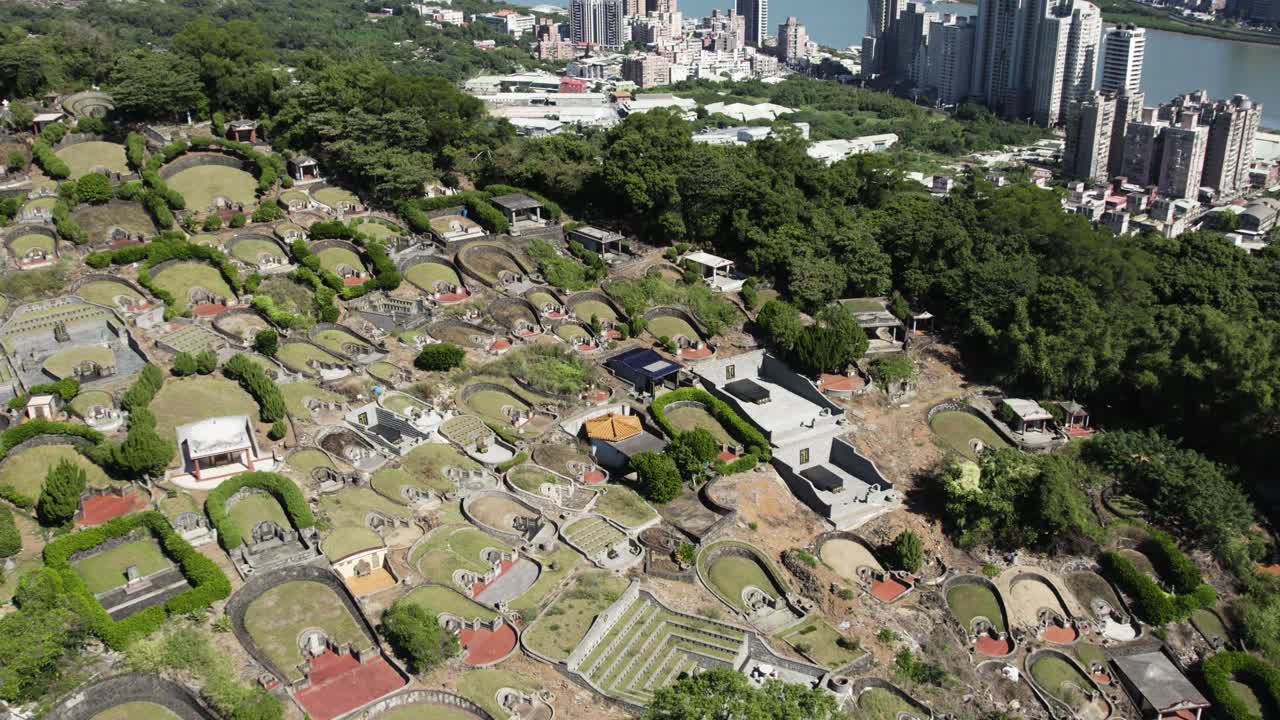 una vista aérea revela la solemne grandeza de una colina de cementerio chino en taipei, taiwán