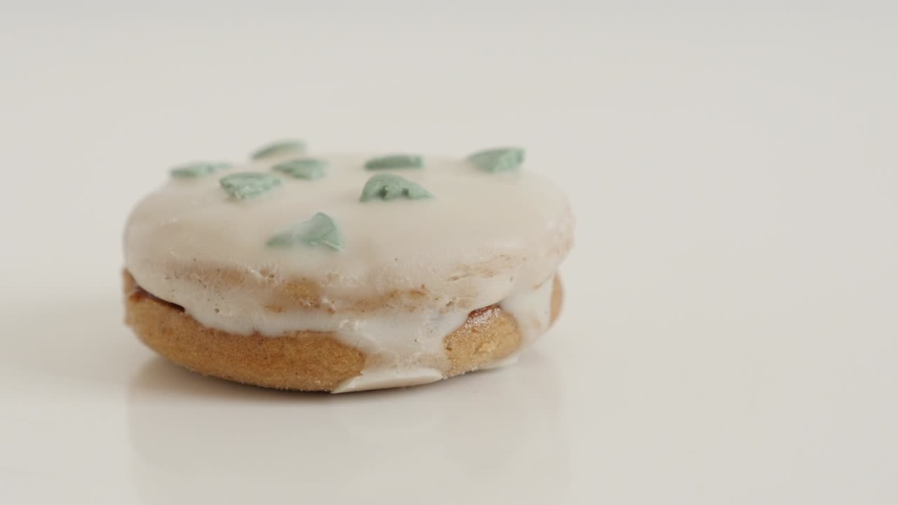 una sola galleta de aspecto sabroso con salpicaduras de 4k