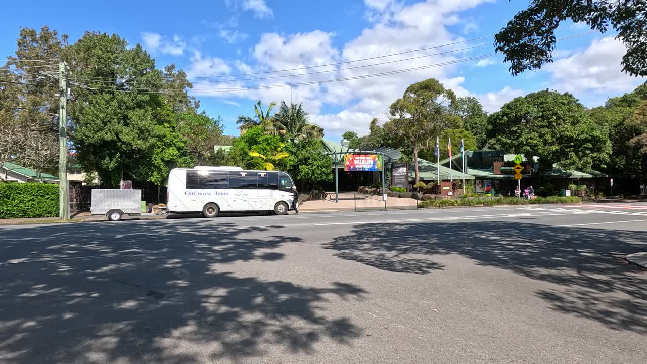 버스가 커럼빈 야생 동물 보호구역 입구에 다가오고 있습니다.