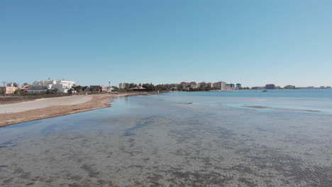 Kalifornische-Luftaufnahme,-Die-Entlang-Der-Küste-über-Luxushäusern-Und-Strand-Am-Wasser-Fliegt