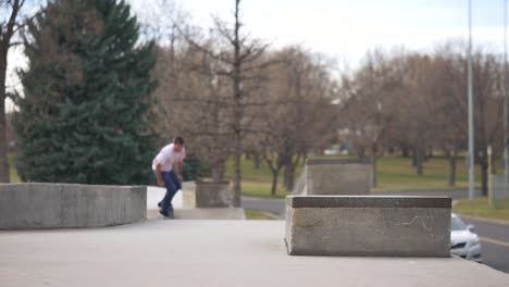 Mann-Macht-Einen-Kickflip-Die-Rampe-Hinauf-Und-Grindet-Dann-Mit-Seinem-Skateboard-über-Die-Kante