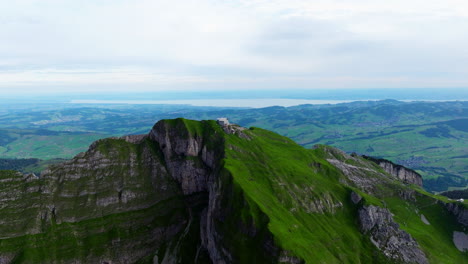 el pico de la montaña schafler con acantilados escarpados temprano en la mañana en suiza