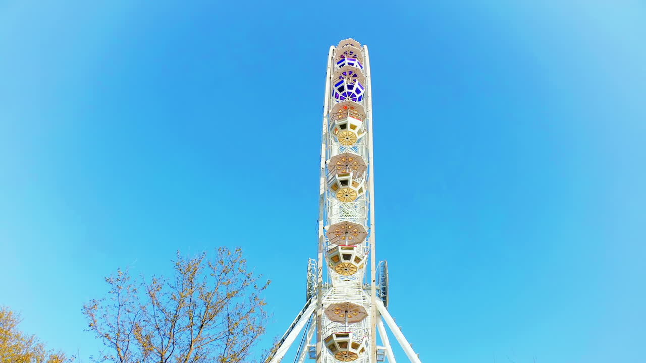Time-lapse, pariserhjul mot himmelen. Filming om kvelden