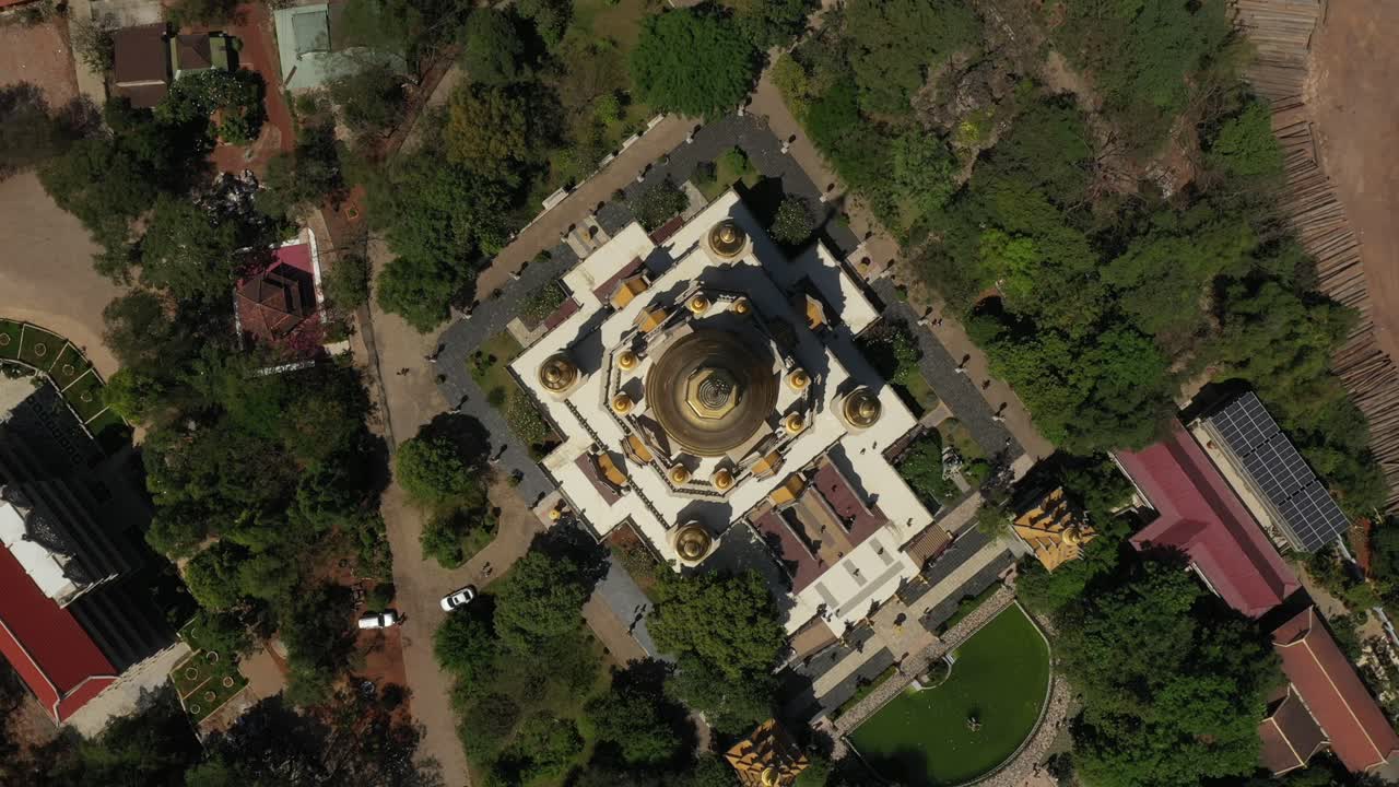 vista aérea giratoria de arriba hacia abajo de la pagoda buu long, un hermoso templo budista con una gran estructura de techo dorado en saigon, ciudad de ho chi minh, vietnam en un día claro y soleado