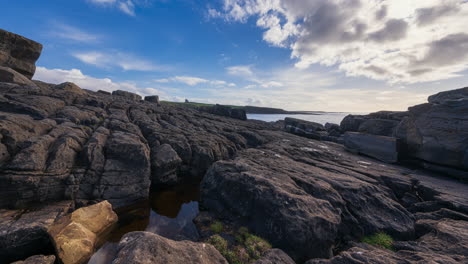 Timelapse-De-Movimiento-Panorámico-De-La-Escarpada-Costa-Rocosa-En-Un-Día-Soleado-Y-Nublado-Con-El-Castillo-De-Classiebawn-A-Distancia-En-Mullaghmore-Head-En-El-Condado-De-Sligo-En-El-Camino-Atlántico-Salvaje-En-Irlanda