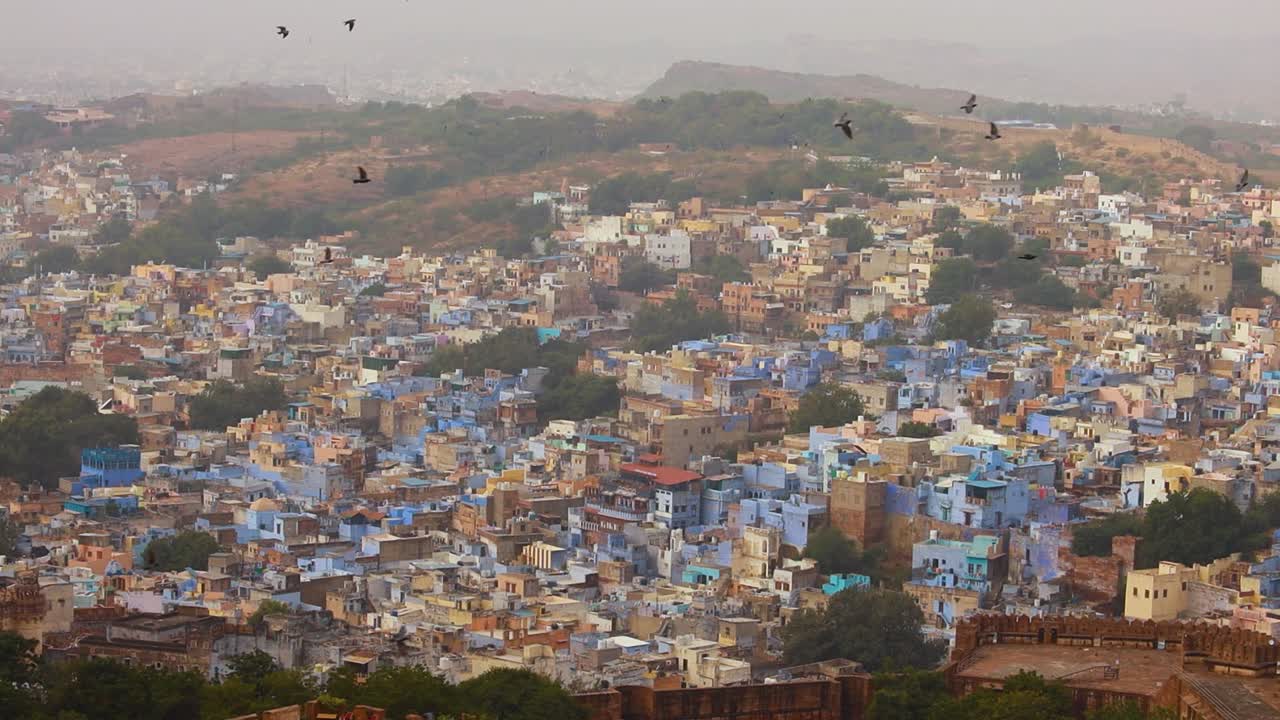 jodhpur (también ciudad azul) es la segunda ciudad más grande del estado indio de rajasthan y oficialmente la segunda ciudad metropolitana del estado.