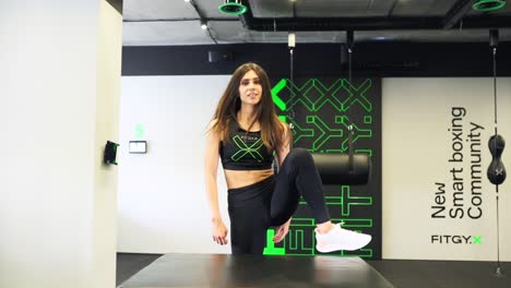 entrenamiento físico en un gimnasio