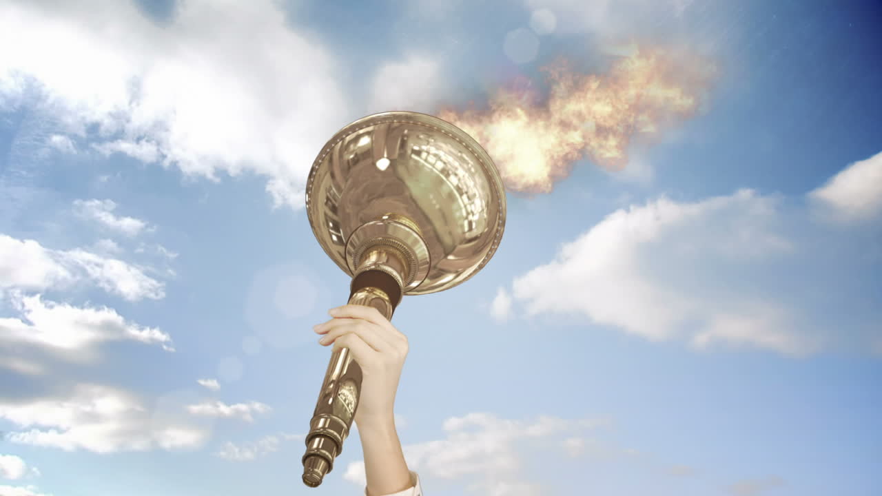 cerca de la mano femenina sosteniendo la antorcha olímpica