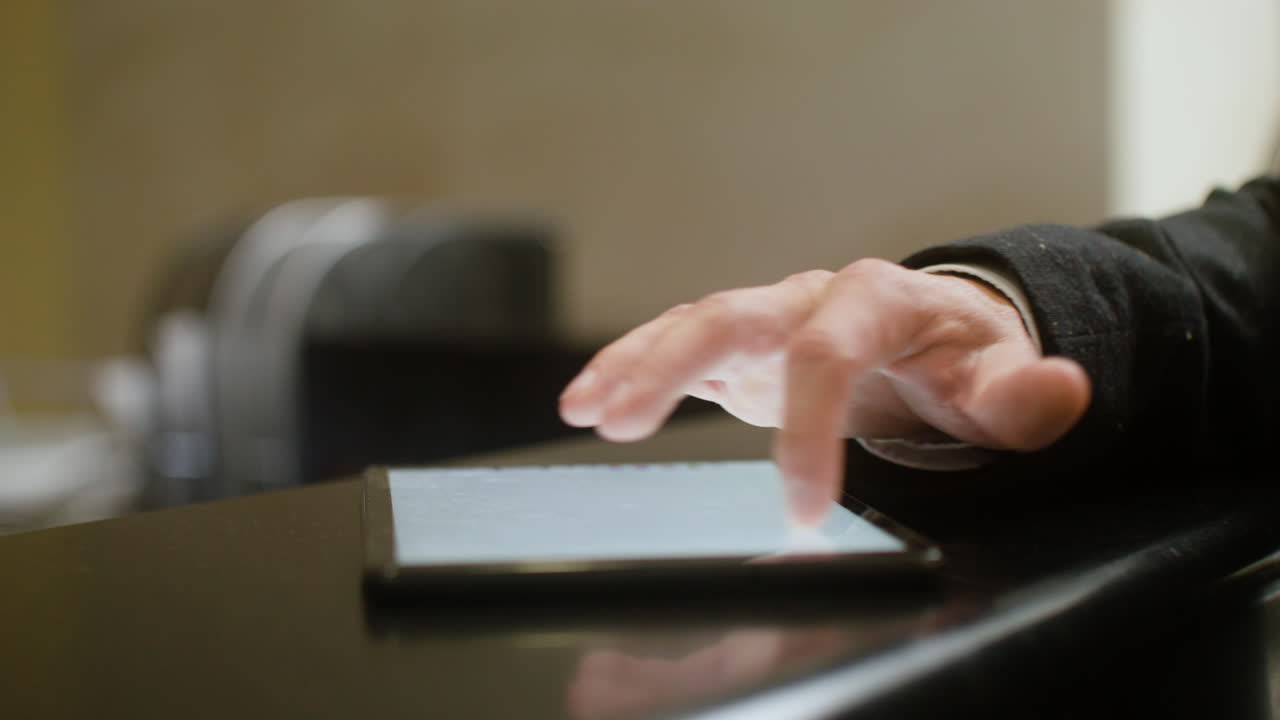 гость подписывается на планшете в отеле.