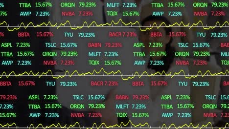 Animación-Del-Procesamiento-De-Datos-Financieros-Sobre-Una-Empresaria-Birracial