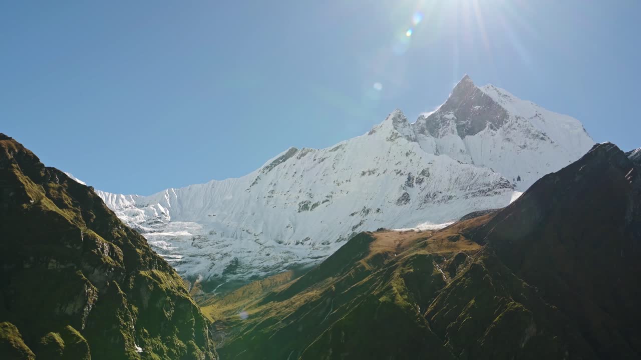 sol en las montañas que muestran el cambio climático, sol soleado que brilla en las montañas nevadas con la nieve derritiéndose en el sol que muestra el calentamiento del planeta en las montañas del himalaya en nepal
