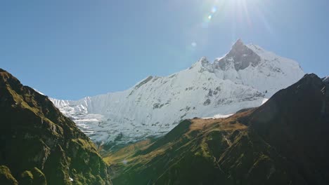 Sonne-Auf-Den-Bergen-Zeigt-Den-Klimawandel,-Sonniger-Sonnenschein-Scheint-Auf-Schneebedeckte-Berge,-Schnee-Schmilzt-In-Der-Sonne-Und-Zeigt-Die-Globale-Erwärmung-Auf-Den-Himalaya-Bergen-In-Nepal