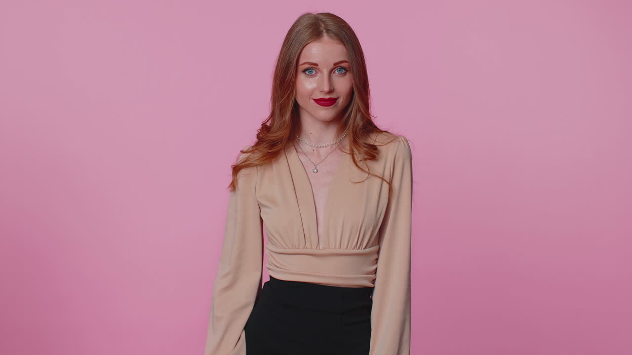 책임 있는 여성이 인사를 하고 명령을 듣고 마치 군인이 징계를 따르고 순종하는 것처럼