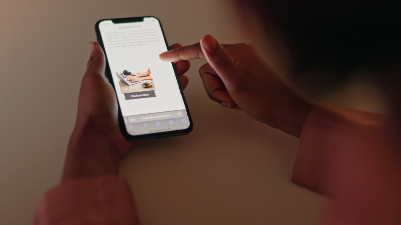 mujer de comercio electrónico y sitio web de venta al por menor en teléfonos inteligentes