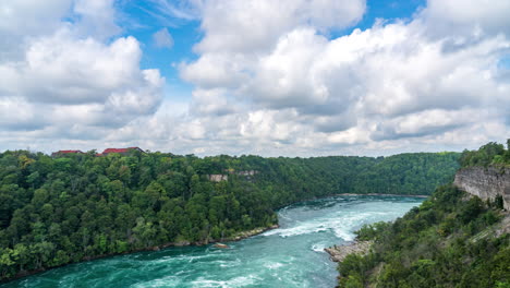 Un-Lapso-De-Tiempo-Del-Remolino-En-El-Río-Niagara-Debajo-De-Las-Cataratas-Del-Niagara