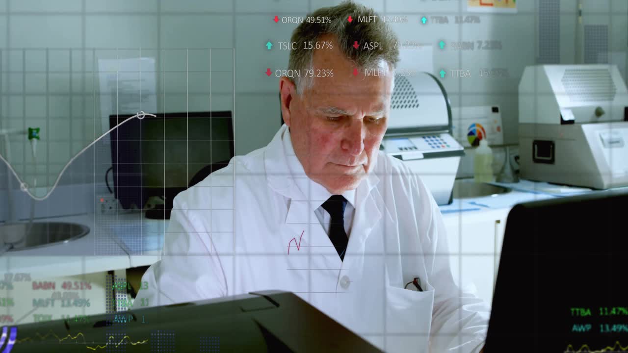 Scienziato anziano che digita sulla tastiera e monitora le sovrapposizioni di dati di ricerca che appaiono sul monitor del laboratorio