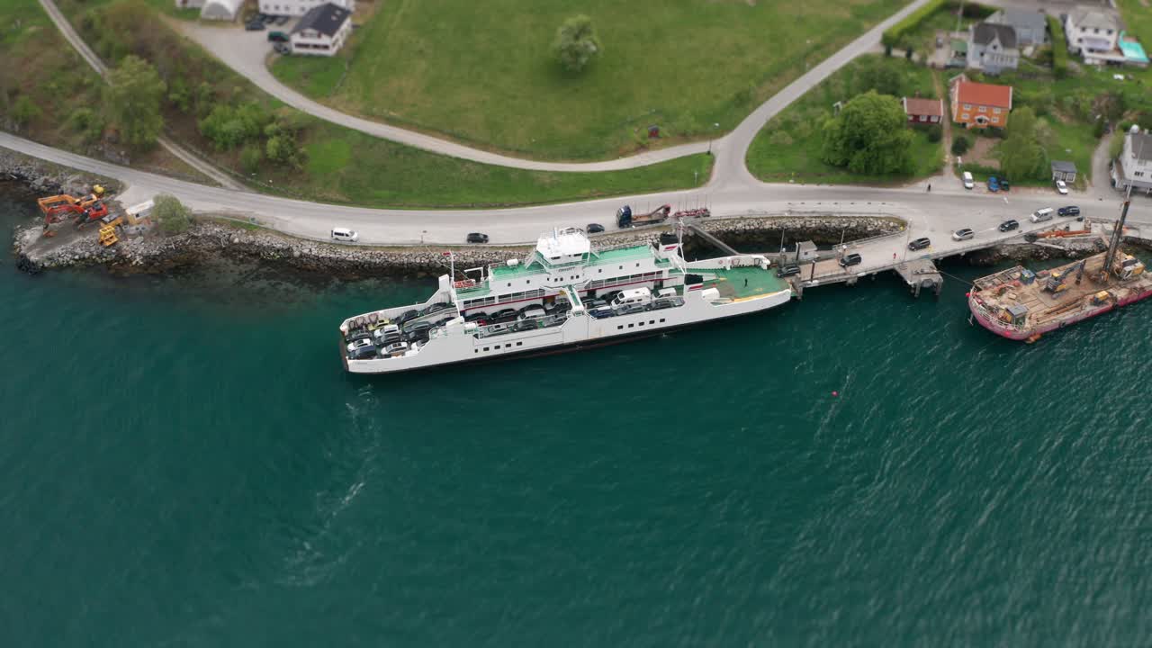 항구에 정박한 아파르네스-솔스네스 노선의 페리 조감도