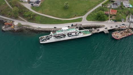 Luftaufnahme-Der-Fähre-Auf-Der-Route-Afarnes-Solsnes,-Die-Im-Hafen-Angedockt-Ist