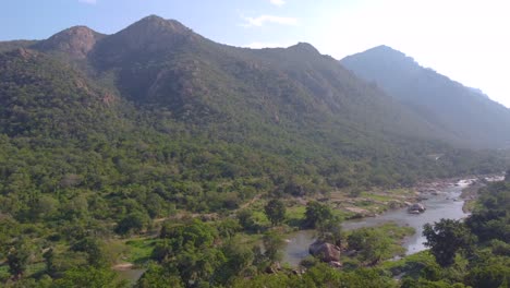 las exuberantes montañas verdes de drakensberg y el sereno valle del río en un día soleado con cielos despejados