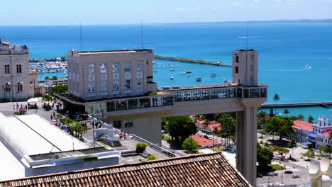 Vista-Aérea-Del-Elevador-Lacerda-Y-La-Ciudad-Al-Fondo,-Salvador,-Bahía,-Brasil.