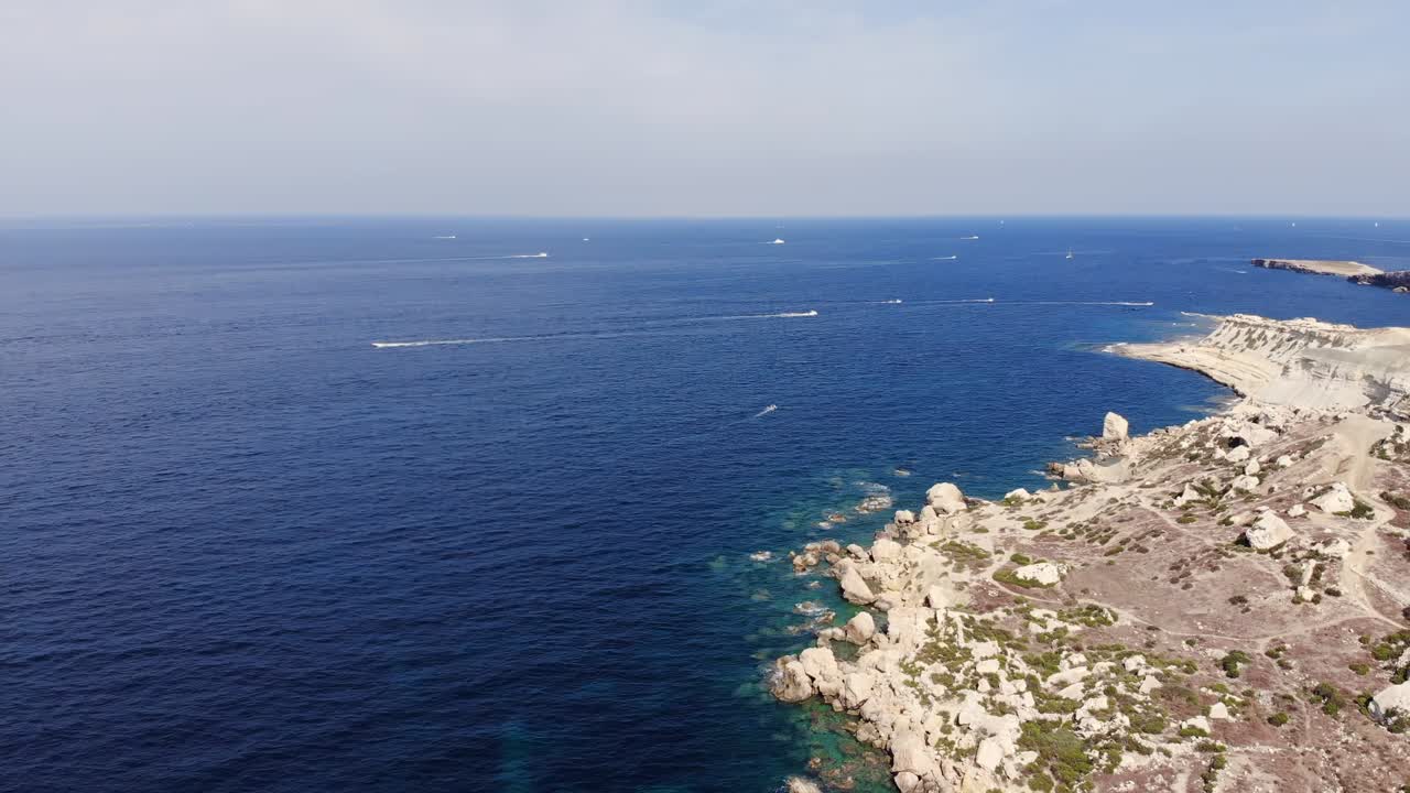 해안선을 따라 아름다운 바다를 보여주는 몰타, 멜리에하, 셀문 지역의 예쁜 공중 드론 영상
