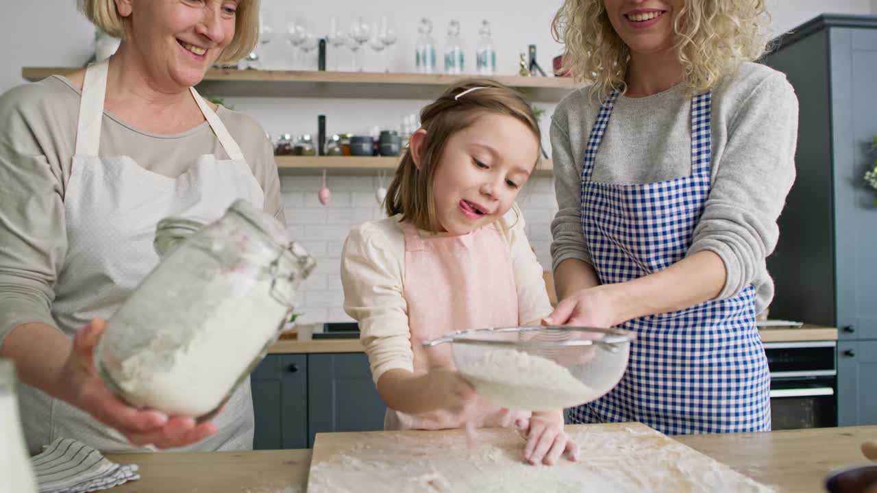 Video of little girl helps to sift the flour
