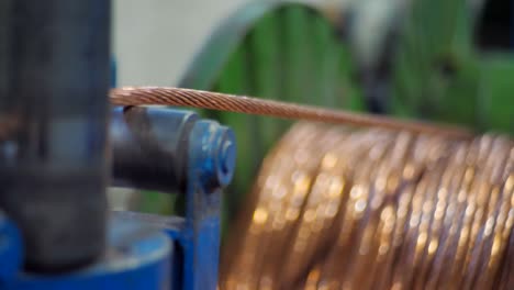 la producción de cables eléctricos de cobre en la fábrica.