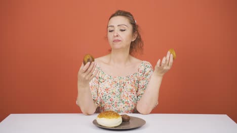 Una-Persona-Que-Come-Muy-Rápido.-Dieta-Dañina-Y-Poco-Saludable.