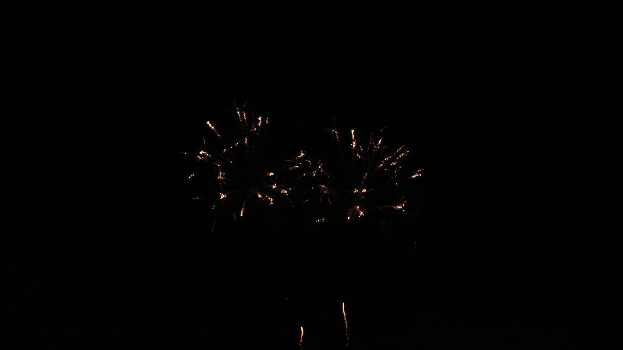 espectáculo de fuegos artificiales en cámara lenta