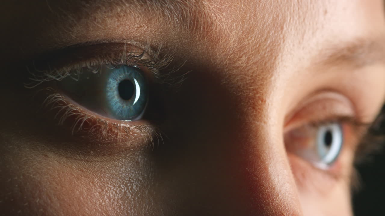 mujer triste de ojos azules, pensando